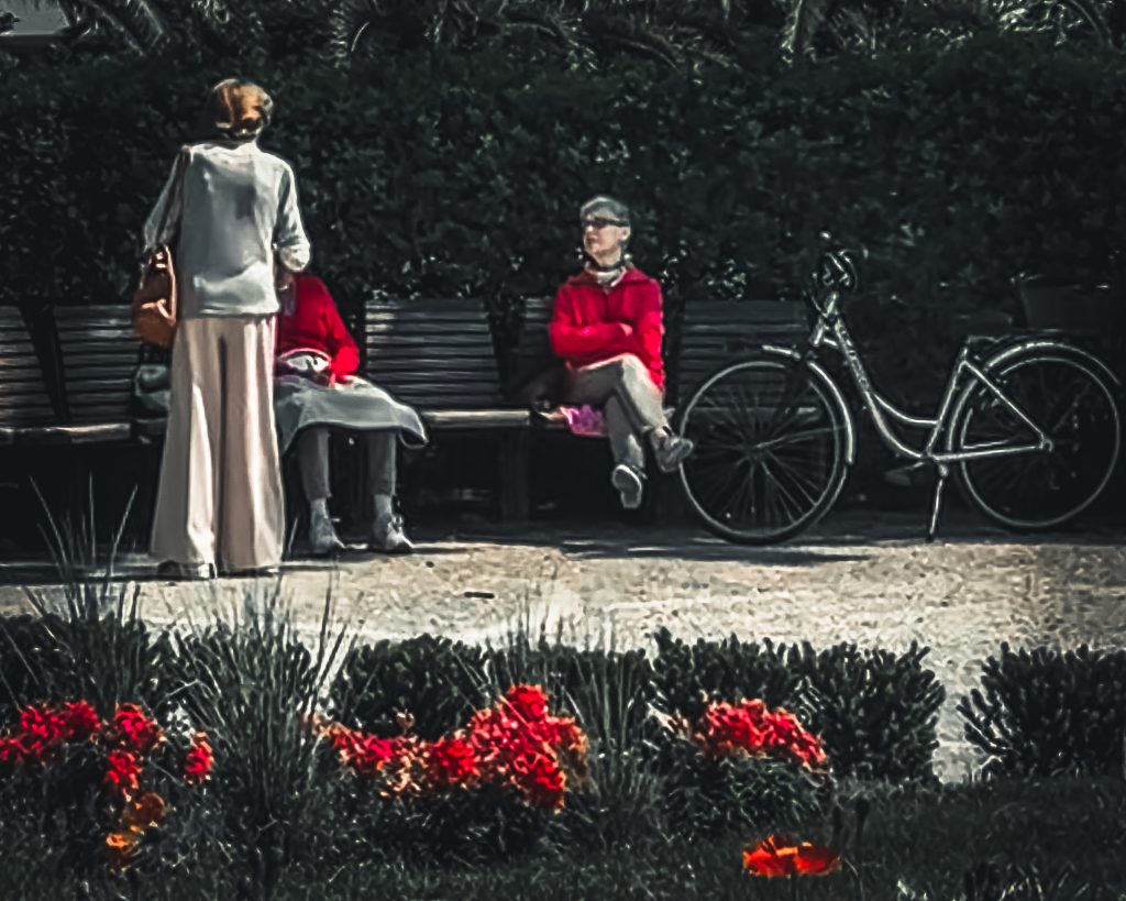 Guardare il benessere degli anziani attraverso le chiacchiere con le amiche. Mantenere una vita sociale attiva e coltivare hobby non solo arricchisce la quotidianità, ma può anche migliorare la salute fisica e il benessere mentale