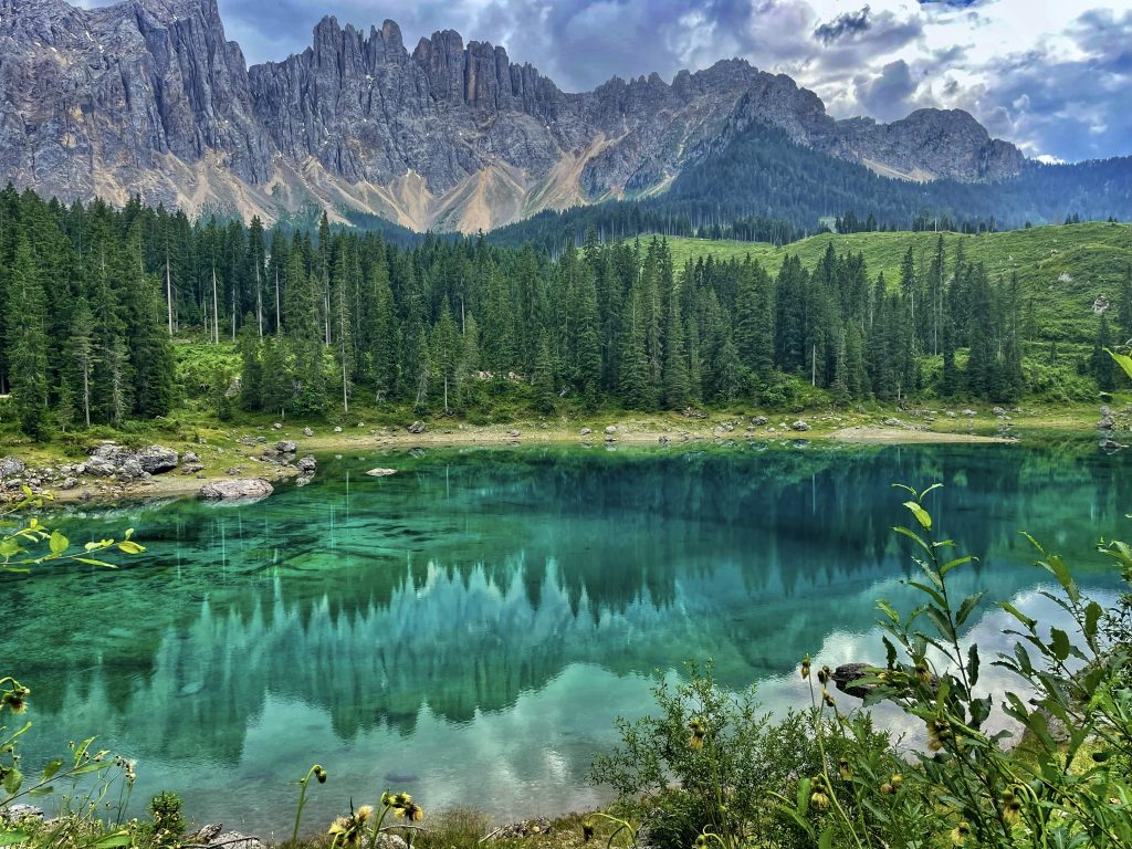un'esperienza al Lago di Carezza ….puoi goderti una passeggiata rilassante lungo il sentiero che lo circonda, ammirando i suoi colori e riflessi, e scegliendo tra i vari percorsi escursionistici che partono da lì.