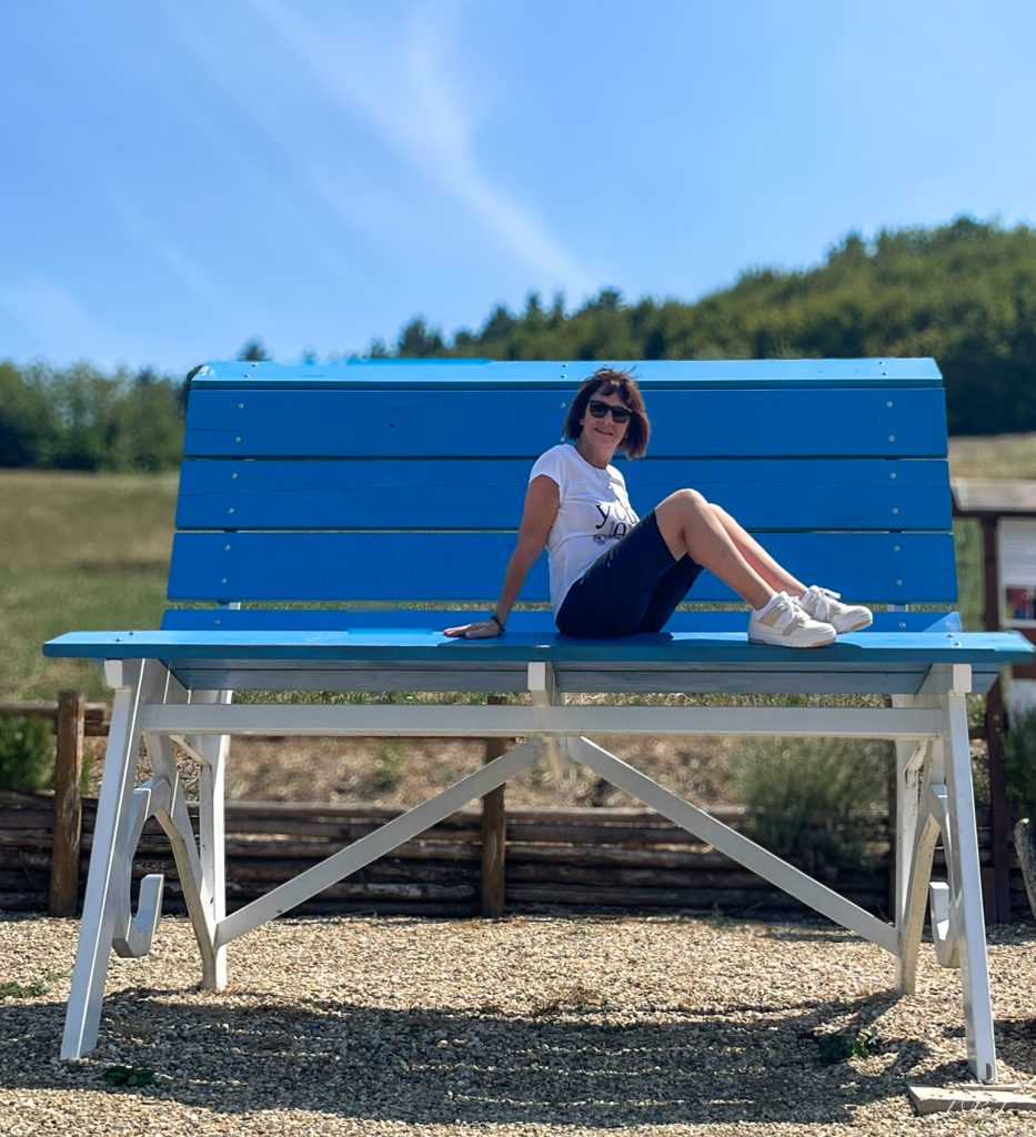 Big Bench… sono spesso collocate in luoghi panoramici, favorendo la connessione con la natura e il benessere all'aria aperta. Raggiungerle spesso implica passeggiate o percorsi che favoriscono l'attività fisica, contribuendo al benessere generale
