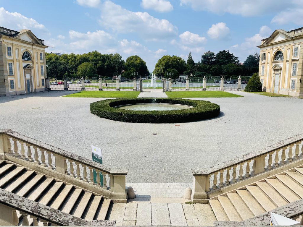 Visitare la Villa Reale di Monza…. è un'immersione nella storia e nell'arte, un'esperienza stimolante che arricchisce la mente e contribuisce al benessere intellettuale.