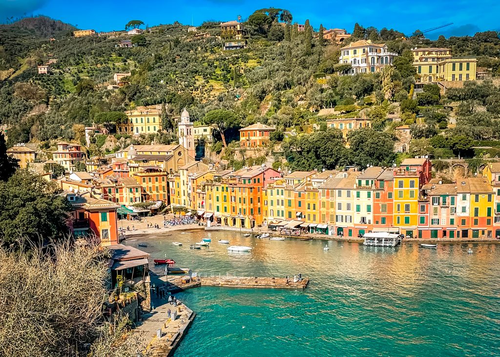 Camminare per arrivare alla cima della montagna per ammirare i colori della natura e riequilibrare mente e spirito