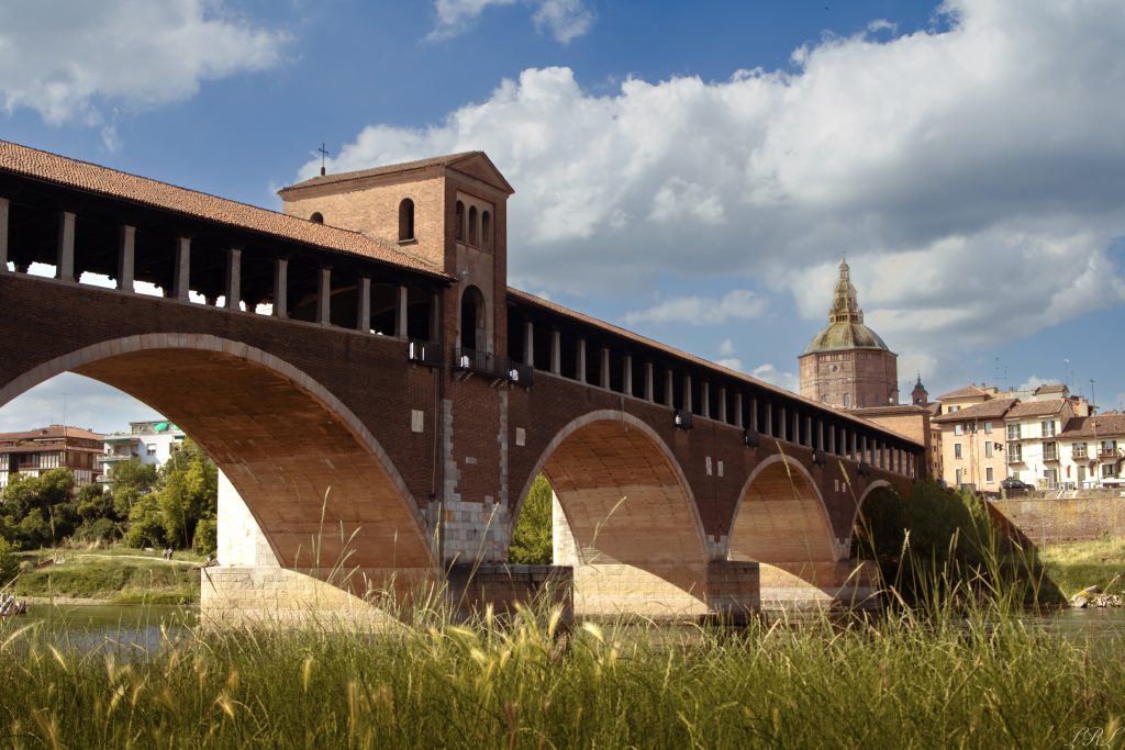 Passeggiare lungo il Ticino a Pavia. Un ottima pratica di benessere psicofisico, unendo il movimento all'aria aperta alla tranquillità del Parco del Ticino. Percorrere le rive del fiume offre un'immersione totale nella natura a due passi dal centro