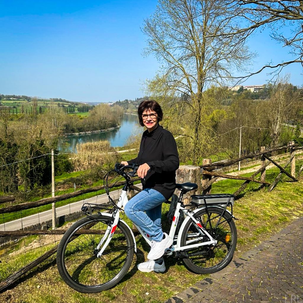 Pedalare in un parco naturalistico verso il benessere e la felicità
