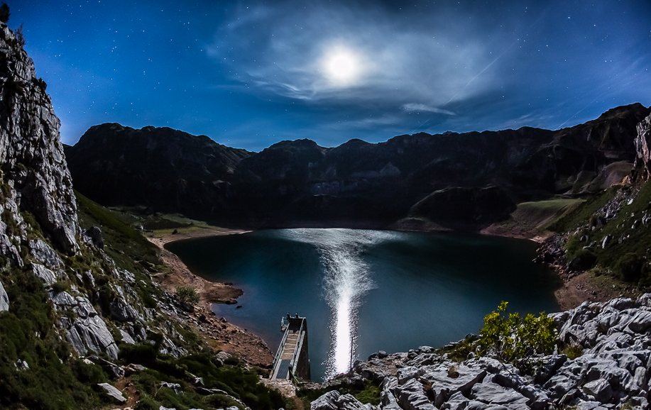 immagini mozzafiato della natura che si riflette sulle acque cristalline del lago, come un dipinto vivente che incanta i sensi e nutre l’anima.