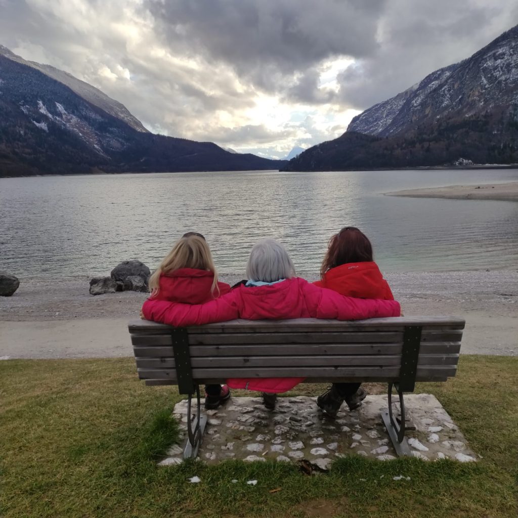 Il mio benessere è un cocktail di ingredienti che regalano gioia e positività:
30% acqua, declinata in tutte le sue forme di fiume, mare o lago
20% aria, da respirare a fondo per ossigenare il corpo e la mente
50% amici, con cui condividere risate a volontà ma anche il suono del silenzio
Mescolare il tutto e sorseggiare a piccole dosi prendendosi il tempo per gustarlo a fondo