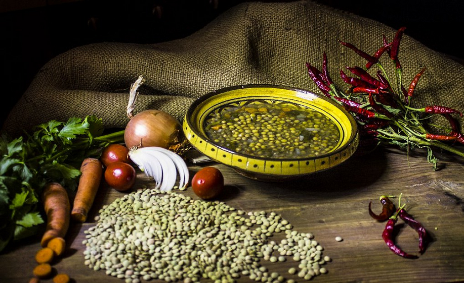 i legumi a tavola, un futuro migliore per il Pianeta. Buoni e versatili, oltre ad offrire un'opzione nutrizionalmente eccellente, contribuiscono in modo significativo alla sostenibilità ambientale; la loro integrazione nelle pratiche agricole può migliorare la qualità del suolo e dell'acqua in quanto riducono la necessità di fertilizzanti chimici, poiché sono in grado di convertire l'azoto atmosferico in una forma utilizzabile dalle piante e richiedono meno acqua rispetto a molte altre colture.