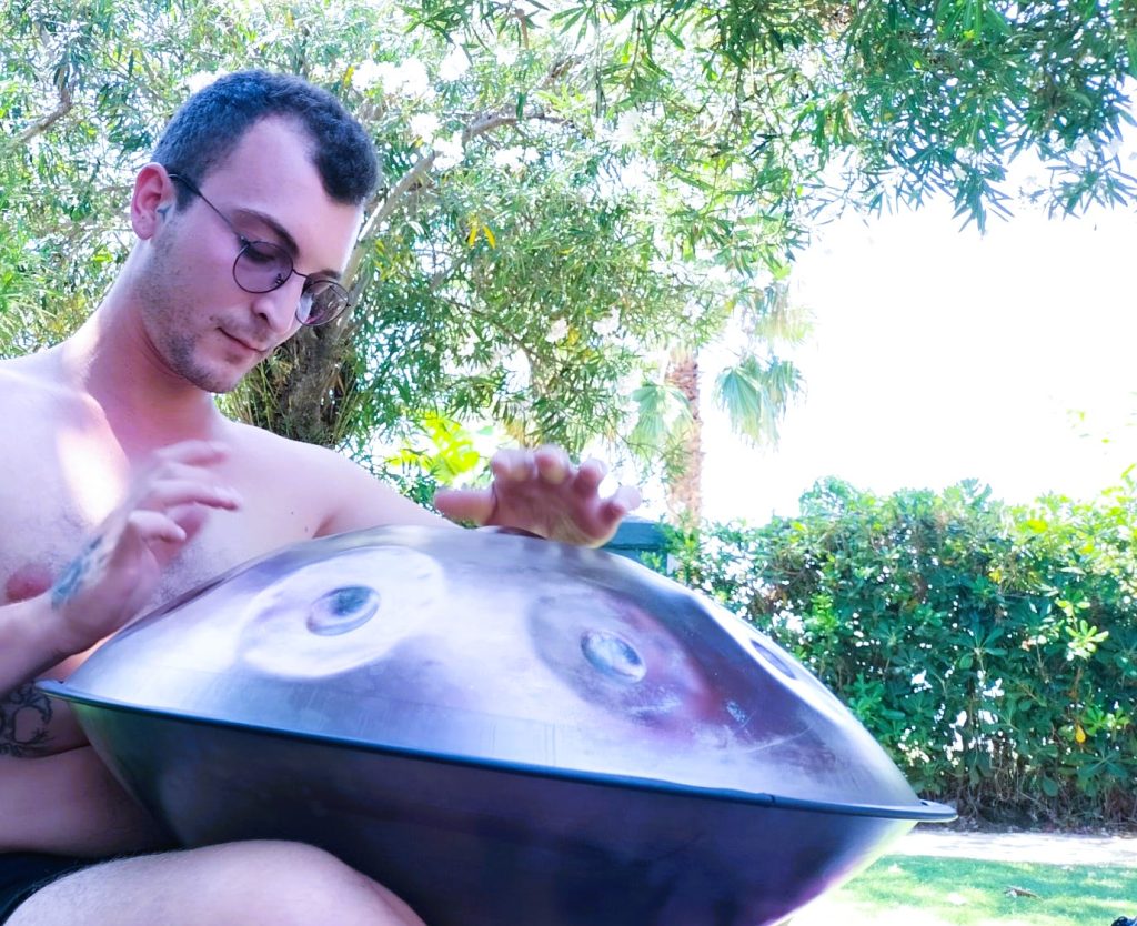 creare con l’handpan armoniosi suoni musicali che fanno emergere le mie emozioni, facilitando il relax e una maggiore apertura verso il mondo.