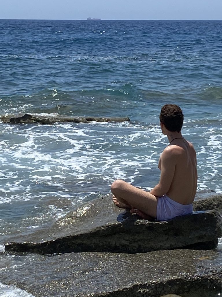 rimanere ipnotizzato alla vista delle onde del mare e provare una piacevole sensazione di tranquillità che rigenera il corpo e la mente.