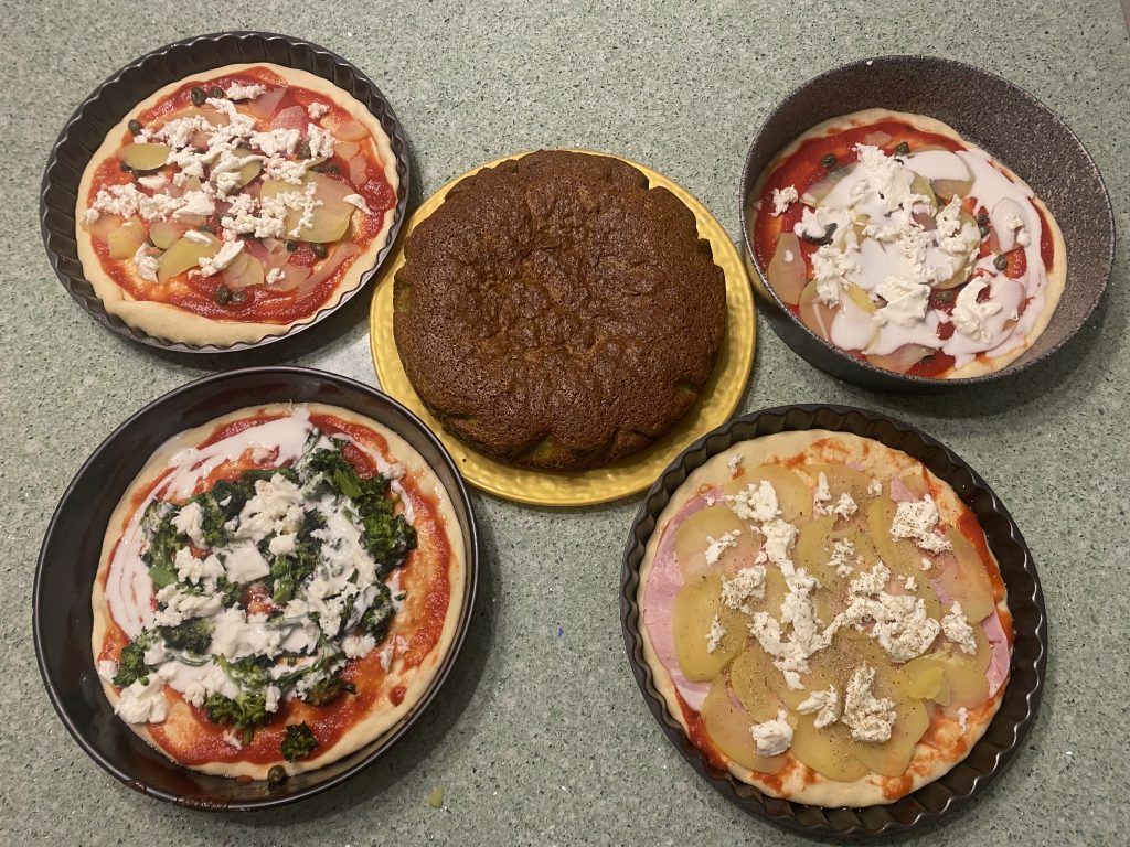 concedersi di tanto in tanto un piccolo peccato di gola, preparando in cucina pietanze dolci e salate.