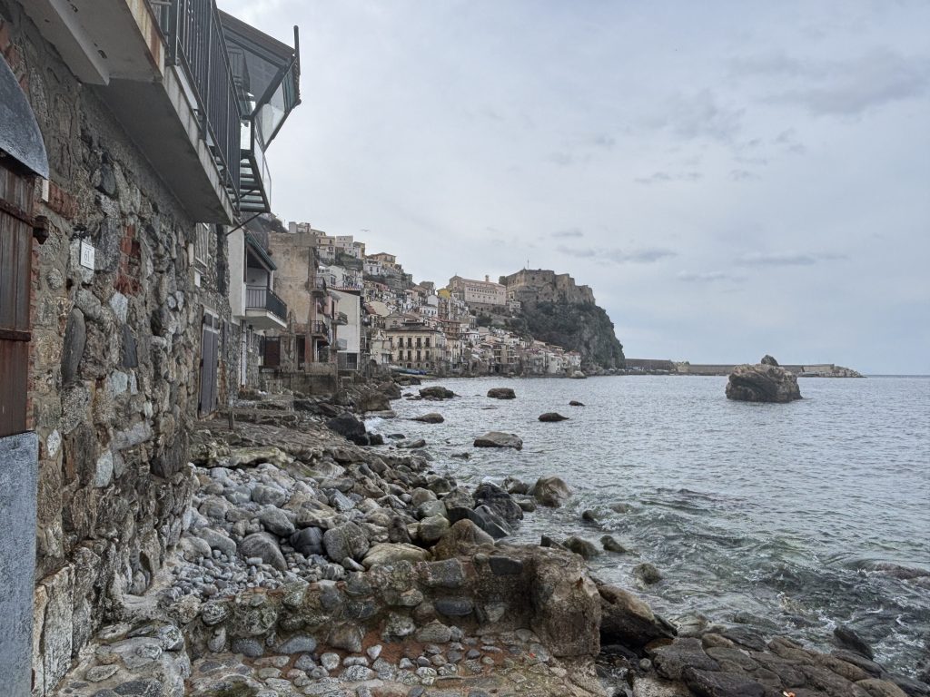 ammirare la bellezza di un borgo che si affaccia a strapiombo sul mare.