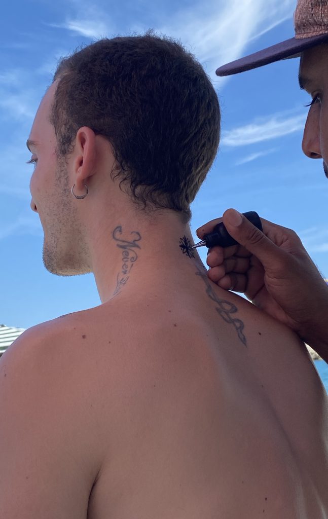 lasciare un segno indelebile sulla mia pelle e prendermi cura di me stesso, consapevole che tatuarsi fa bene al corpo, alla mente e all’anima.