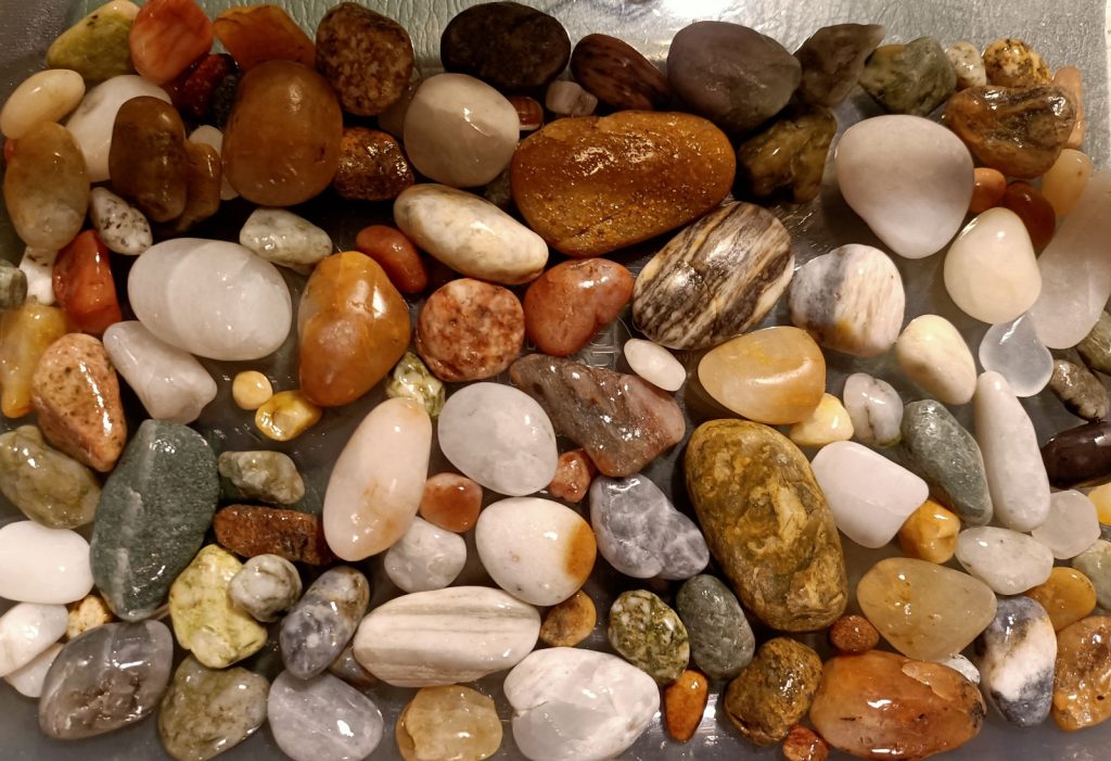 collezionare pietre colorate scoprendo il significato simbolico che si cela dietro ogni colore.