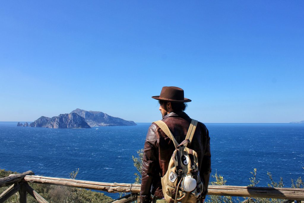 Percorrere questo sentiero ed ammirare Capri, il mio rifugio dalla frenesia del mondo moderno.