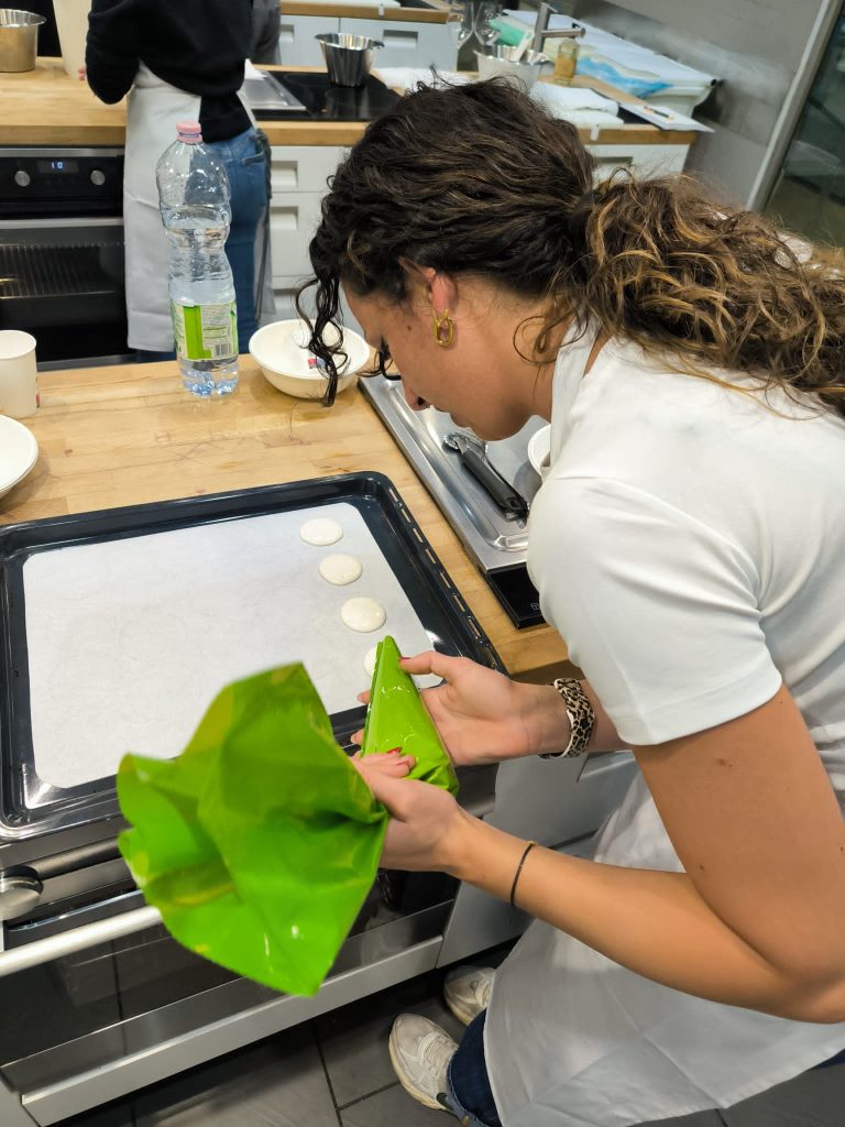 Un corso di pasticceria non è solo tecnica, è un viaggio nel piacere di creare con il cuore