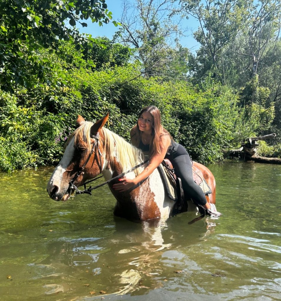 C'è un benessere unico che si prova solo in una passeggiata a cavallo lungo il fiume. Cavalcare, ascoltare il rumore dell'acqua e dimenticare tutto il resto.