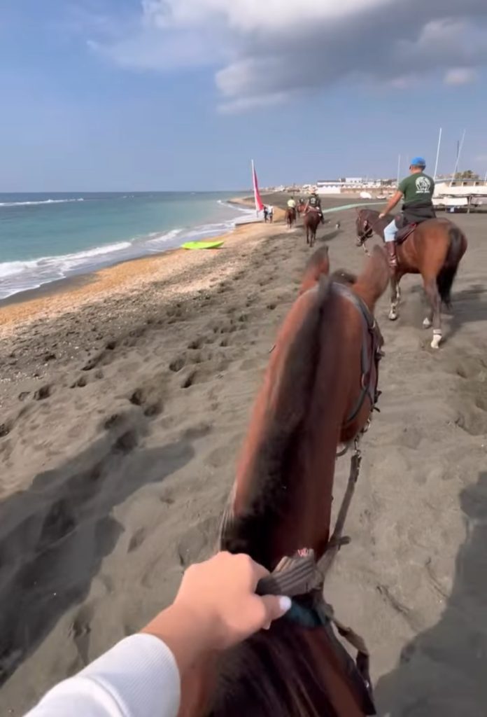 A cavallo in riva al mare, sento il ritmo dei battiti del mio cuore fondersi con quello delle onde: il vento sul viso, il profumo di salsedine, la forza gentile di un animale nobile sotto di me. È qui che trovo il mio equilibrio, tra libertà, natura e puro benessere dell’anima.
