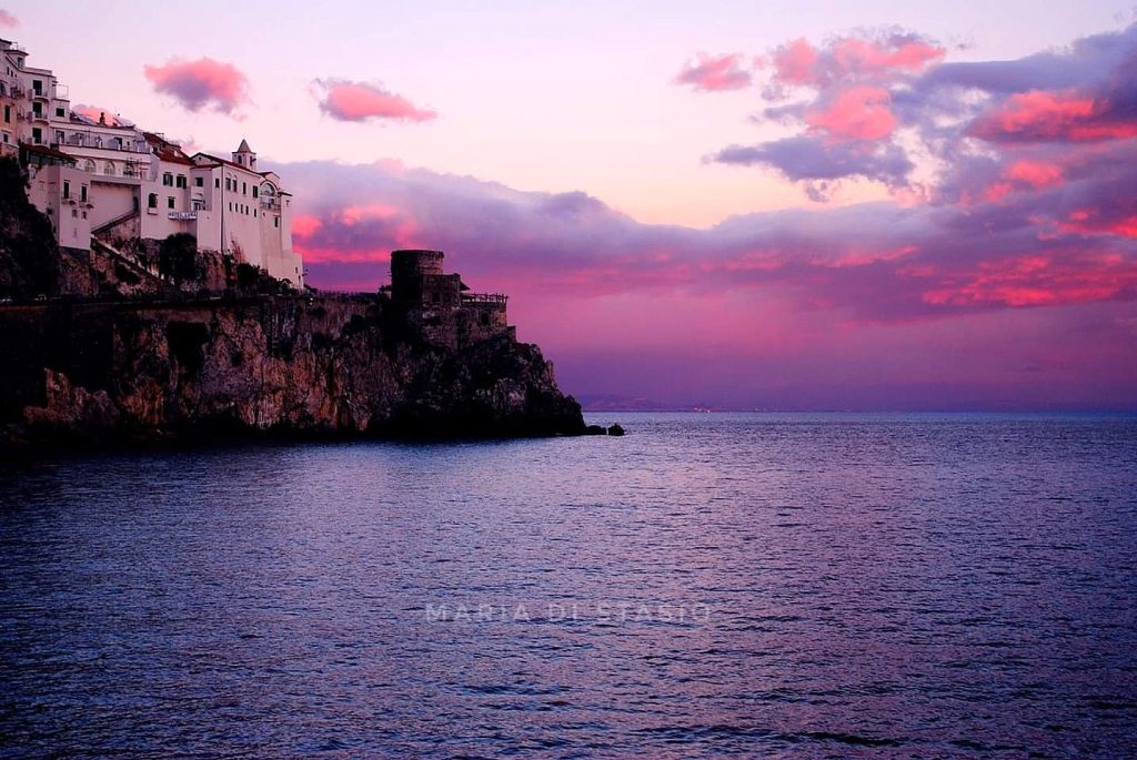 Il mio Benessere è guardare IL TRAMONTO. Ogni giorno il Sole sorge e tramonta, e l'ora del tramonto è quella che preferisco, ogni giorno è un regalo diverso, perchè ogni giorno ci sono colori diversi, sfumature diverse, in ogni parte del mondo. Guardare il tramonto mi rilassa, evado dai pensieri e problemi, mi concentro su quei colori e ne traggo il mio benessere.