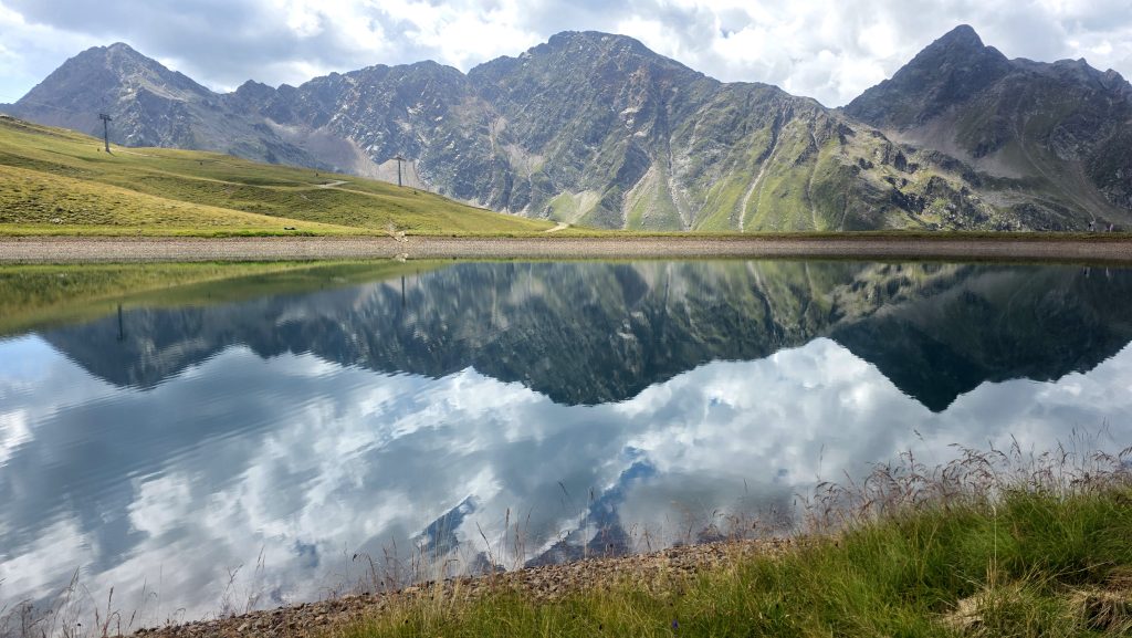 Trovare la quiete nel riflesso perfetto di un lago di montagna