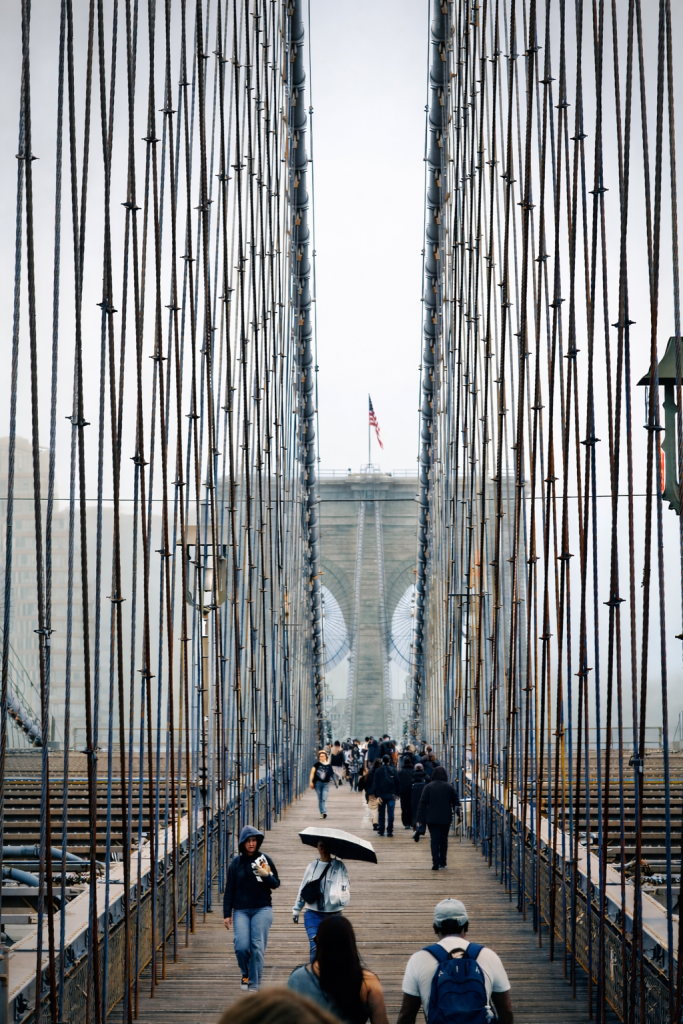 Camminare senza fretta, mentre il mondo scorre intorno.
