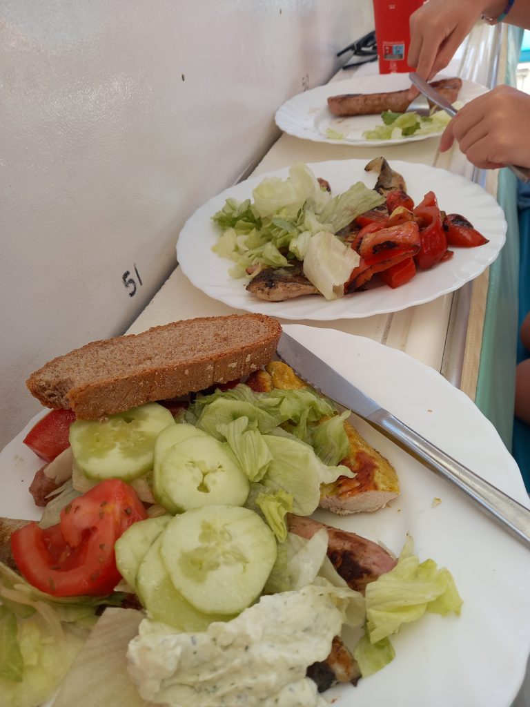 "Pranzo in barca: sale sulla pelle, sole nel piatto."
Il lusso della semplicità: ingredienti freschi, aria aperta e la migliore vista del mondo. Quando il mare fa da sfondo, ogni boccone è un invito a rallentare e godersi il momento presente.