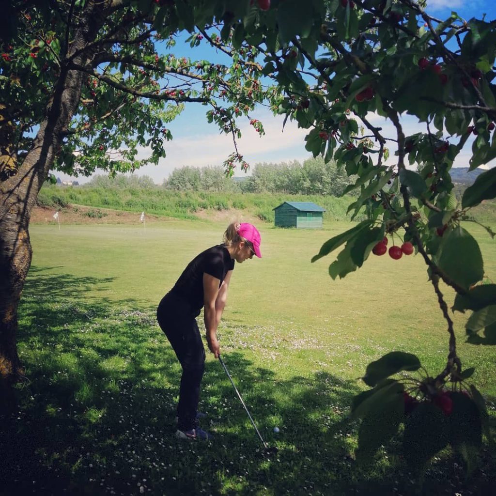 praticare il golf alla ricerca del colpo perfetto, camminando nella natura per ritrovare la concentrazione e l'equilibrio di corpo e mente.