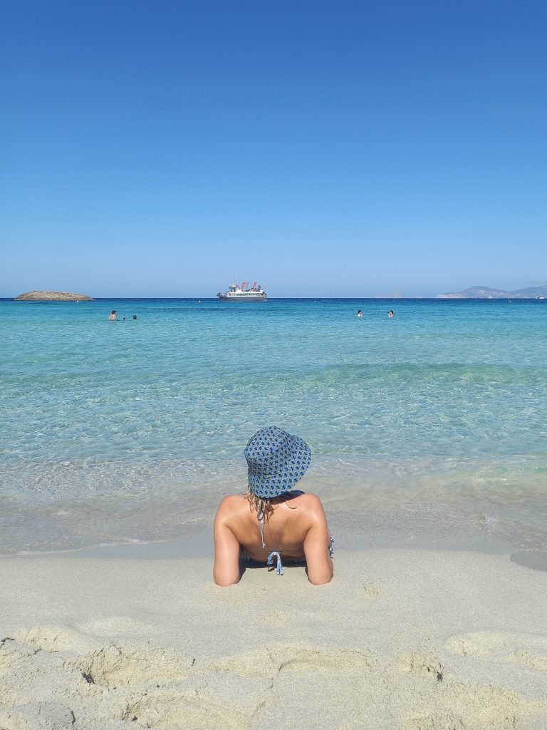 ​"Non si può essere infelici quando si ha questo: l’odore del mare, la sabbia sotto le dita, l’aria, il vento."
— Irène Némirovsky