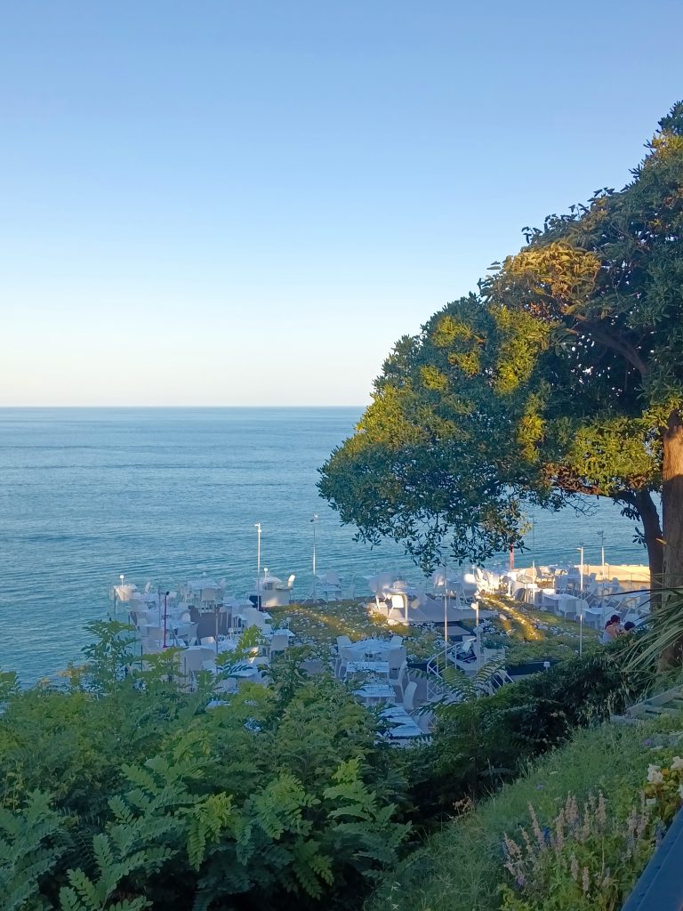 ...condividere una buona cena in una location esclusiva, all'aperto, lontano dai rumori e dall'inquinamento. Fermarsi un attimo e godere di ciò che ci circonda.