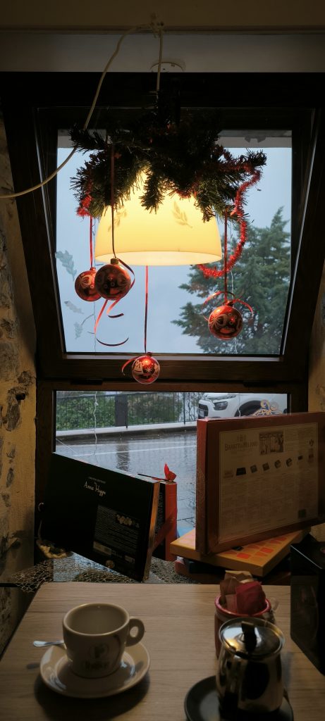 Sedersi a sorseggiare un thè caldo mentre fuori fa freddo e piove