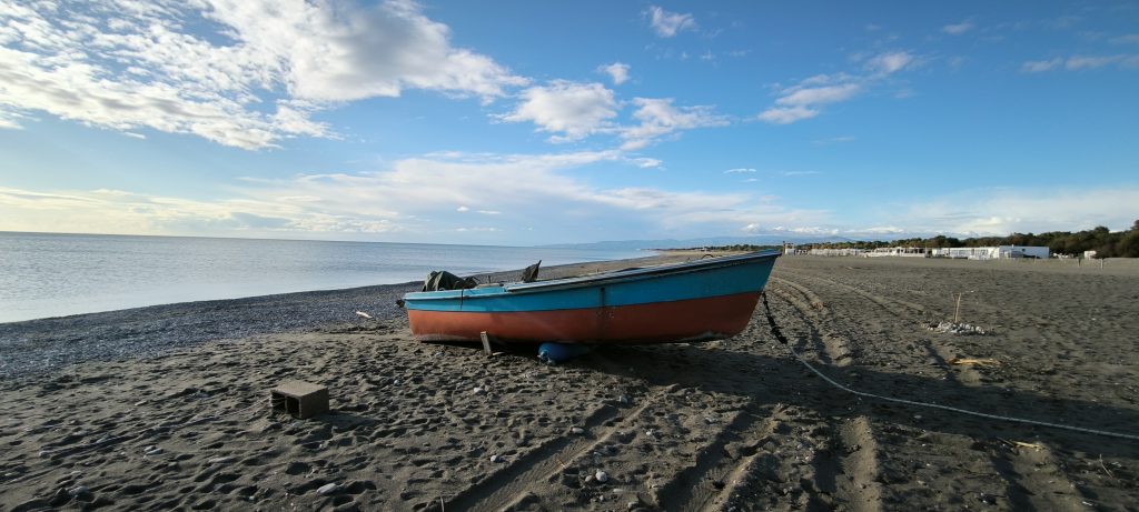 Passeggiare sulla spiaggia d'inverno