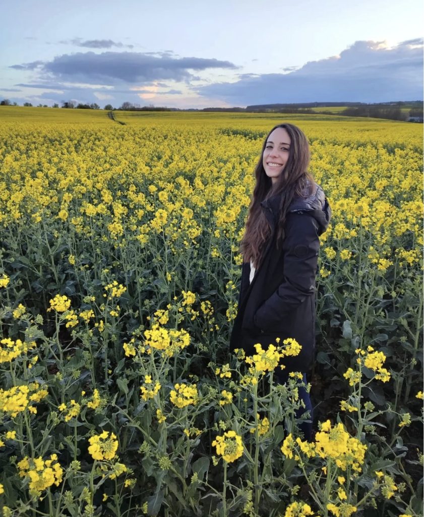 Circondata dal giallo dei fiori e dal silenzio dei campi, ritrovo equilibrio e serenità.