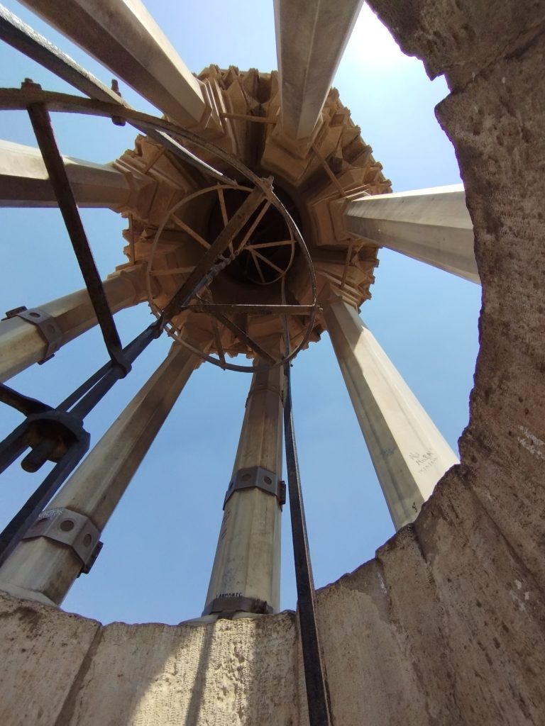essere in procinto di toccare il cielo, sospesa tra il buio delle scale e la luce che irrompe sulla cima del minareto.