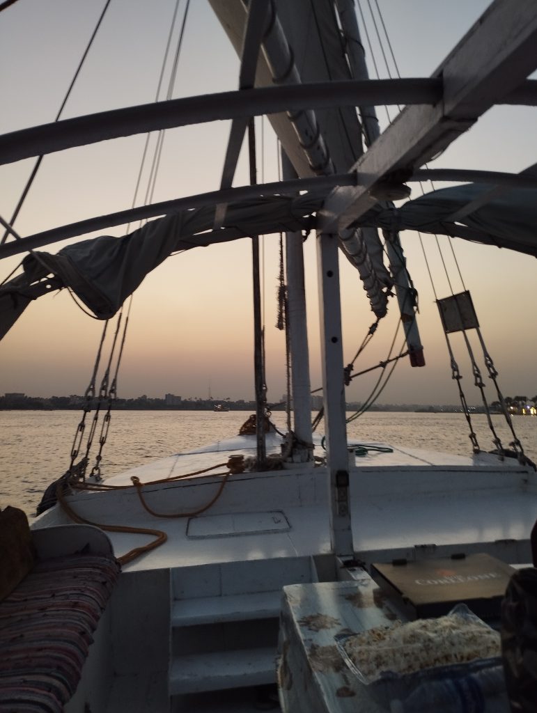 aspettare il tramonto navigando sul Nilo.