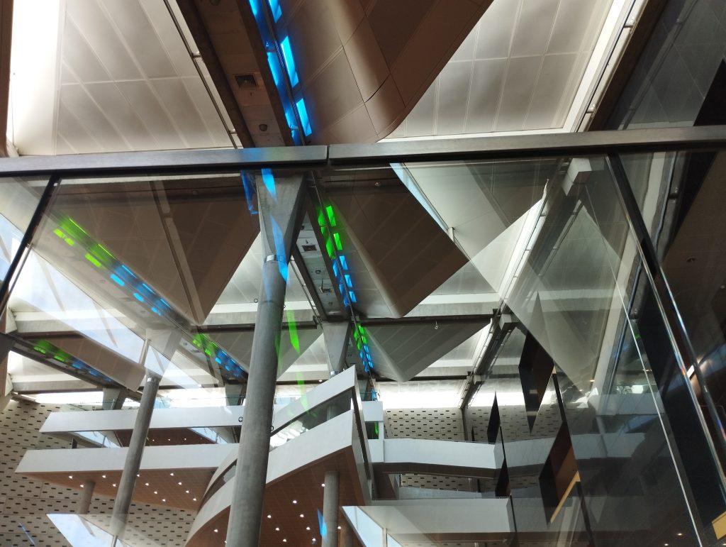 perdermi tra le linee architettoniche del luogo che rappresenta la cultura, il sapere. Dove mi trovo? Nella biblioteca di Alessandria d'Egitto.