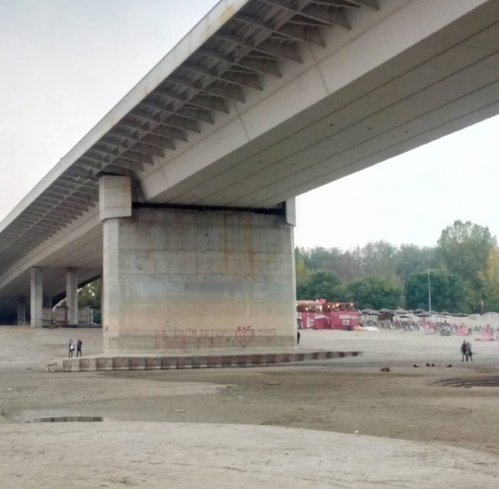 decidere di pulire il fiume quando l'acqua scarseggia. Passeggiare nel Danubio, senz'acqua, mi ha messo una profonda tristezza.