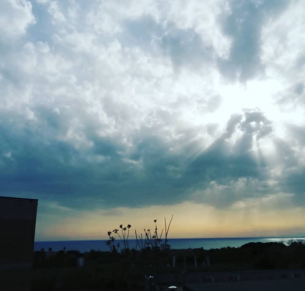 guardare le nuvole prendere forma e pensare a Munch.