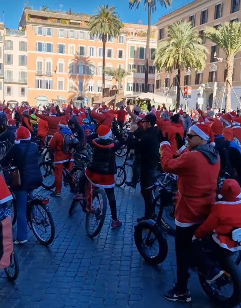 attraversare, in bici, la citta' eterna vestita da babbo natale.