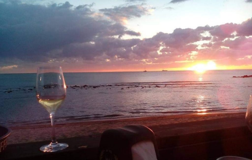 un bicchiere di vino, al tramonto, con le amiche di sempre.