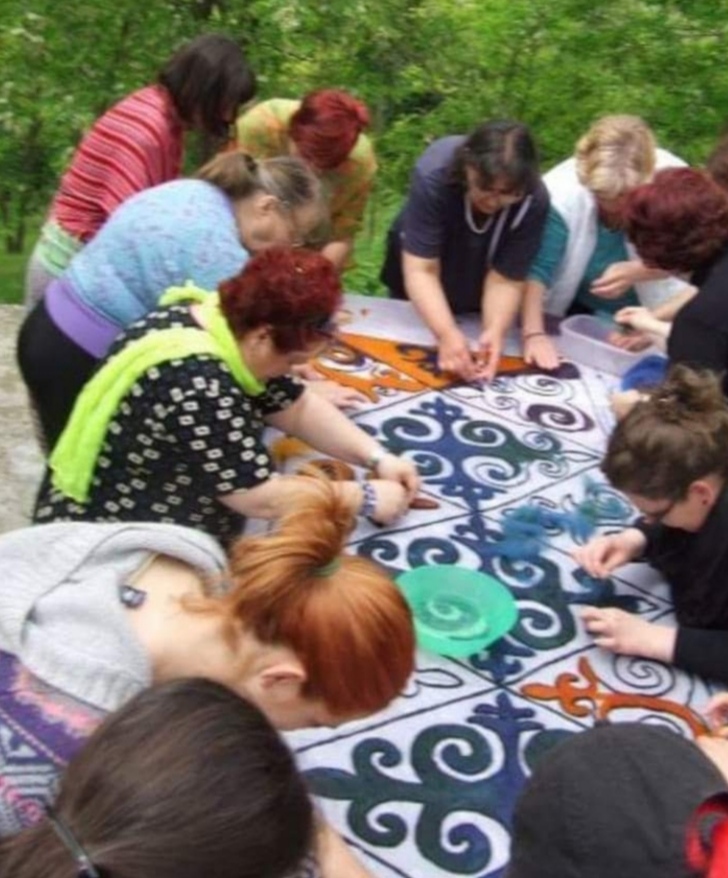 organizzare un incontro, partecipare ad un progetto comune, sorridere, scherzare, realizzare insieme un tappeto. Le mani sanno.