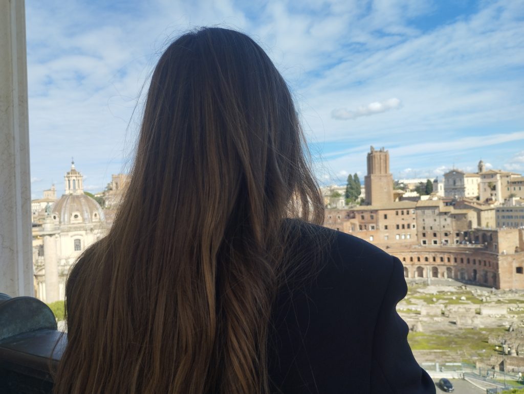immaginare lo stato di benessere della turista fotografata. Roma, la grande bellezza
