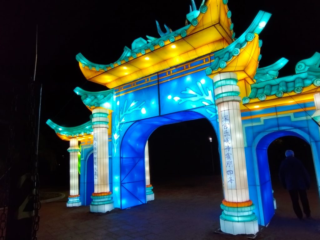 passeggiare ed osservare le luminarie in una notte stellata.