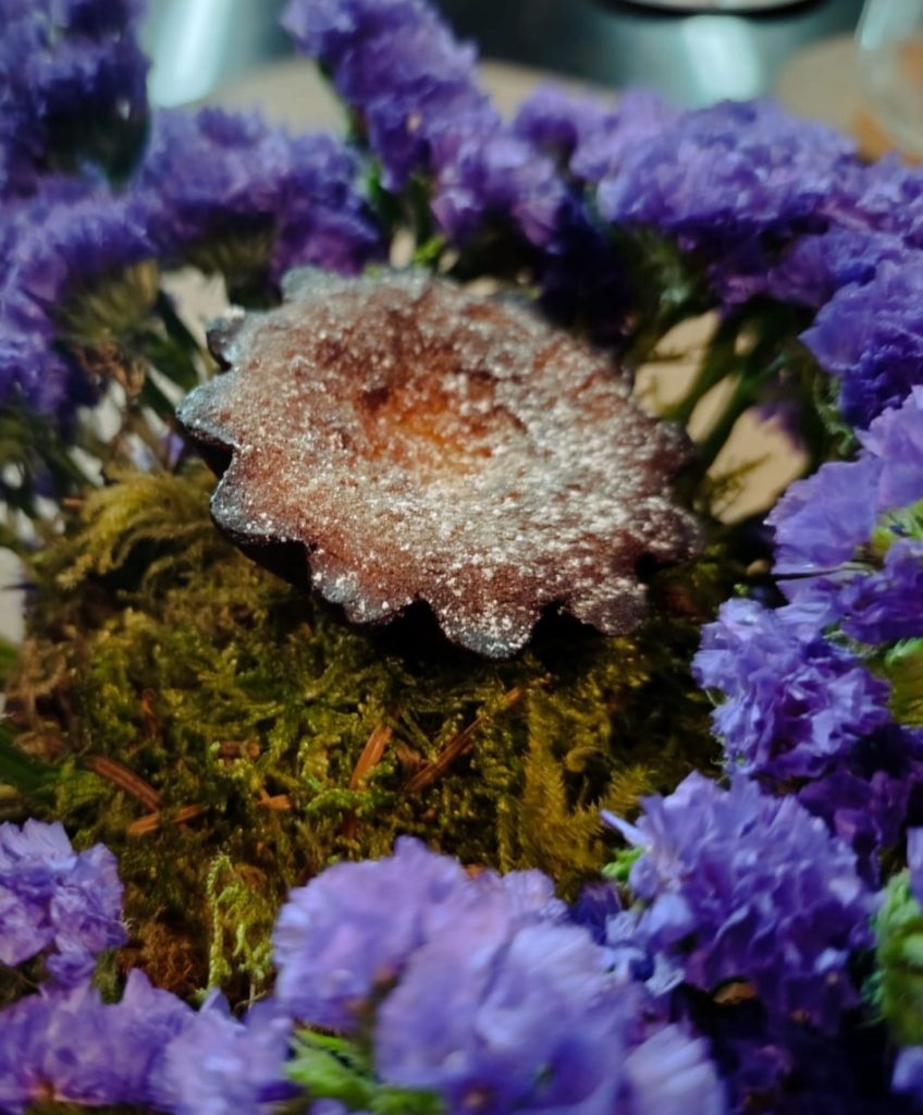 provare ingredienti di alta qualita' con decorazioni floreali, il cuoco? Mio figlio che ha preparato il piatto con tanto amore♥️
