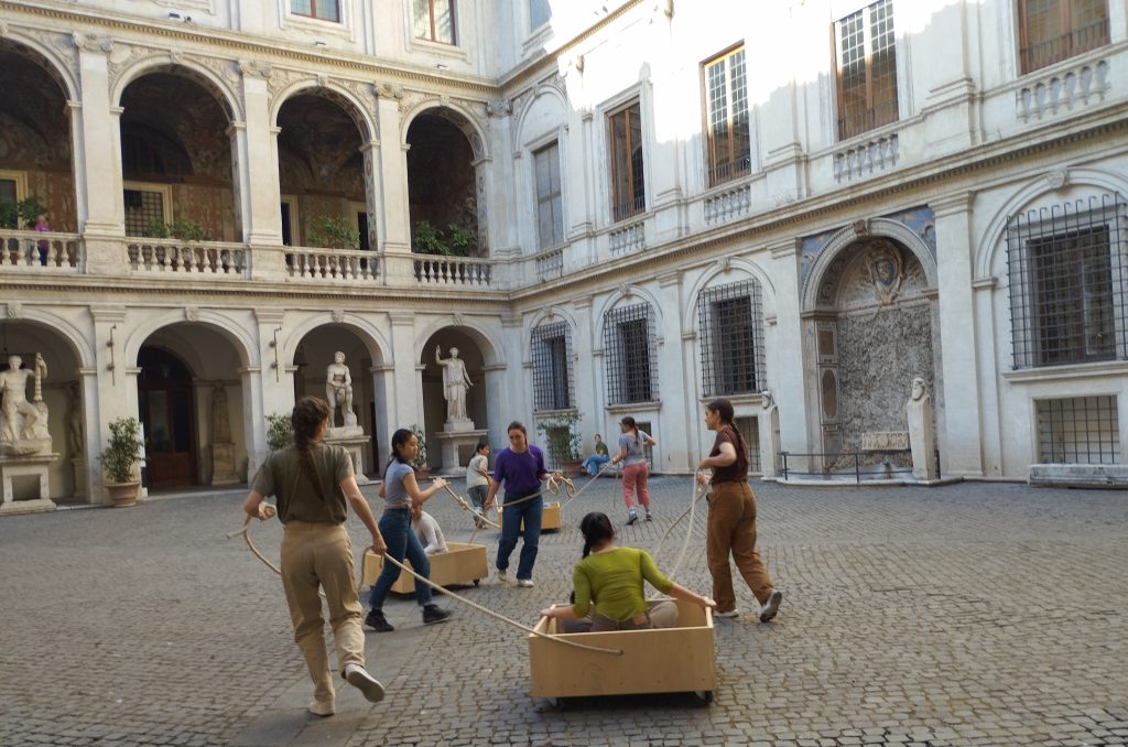 rimanere incantata dall'imprevisto. Dopo aver visitato il museo rimango ad osservare le ragazze in movimento nel cortile.