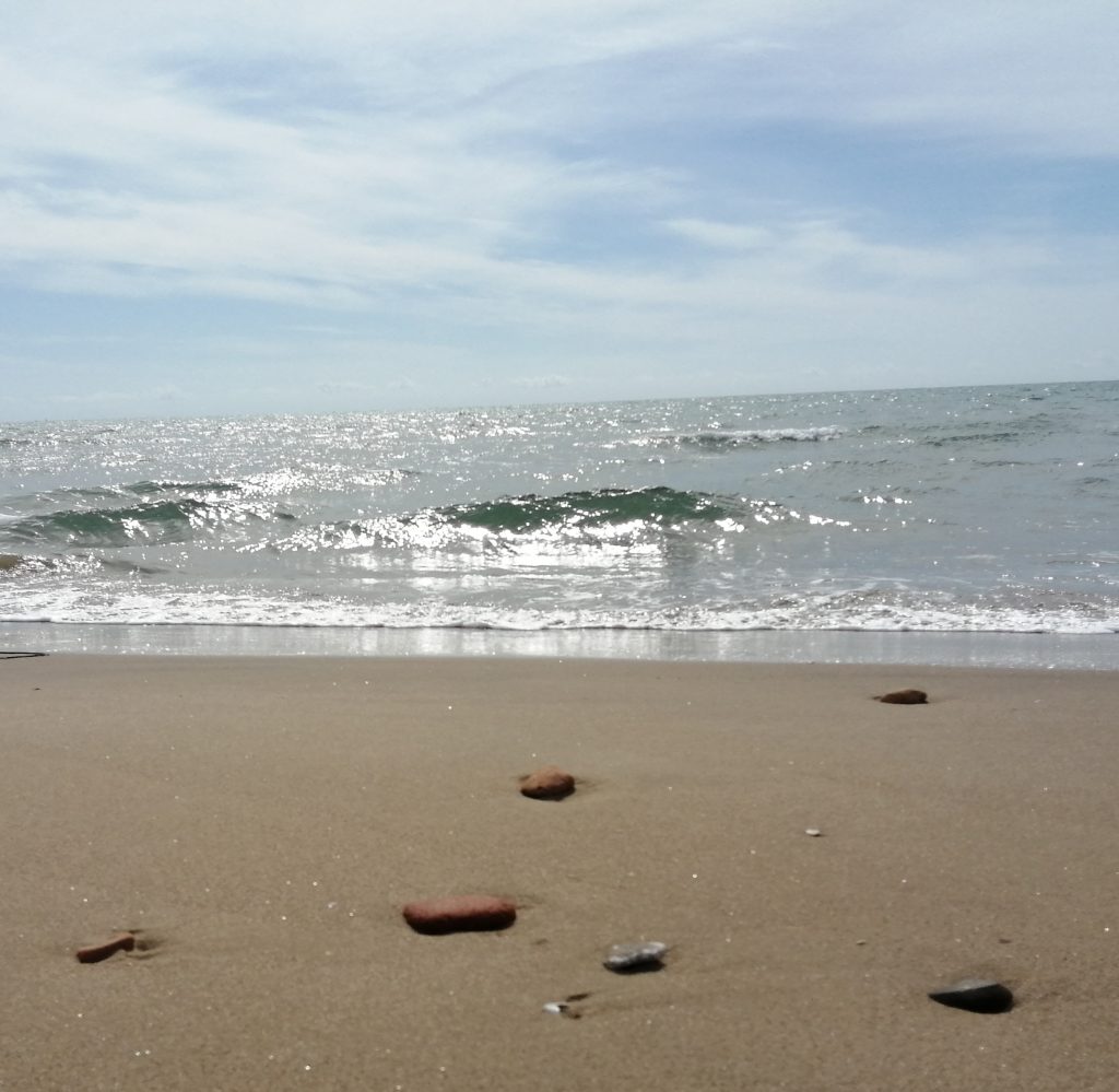 attendere il tramonto e rilassarmi guardando il mare e lasciandomi cullare dai suoni che mi circondano.