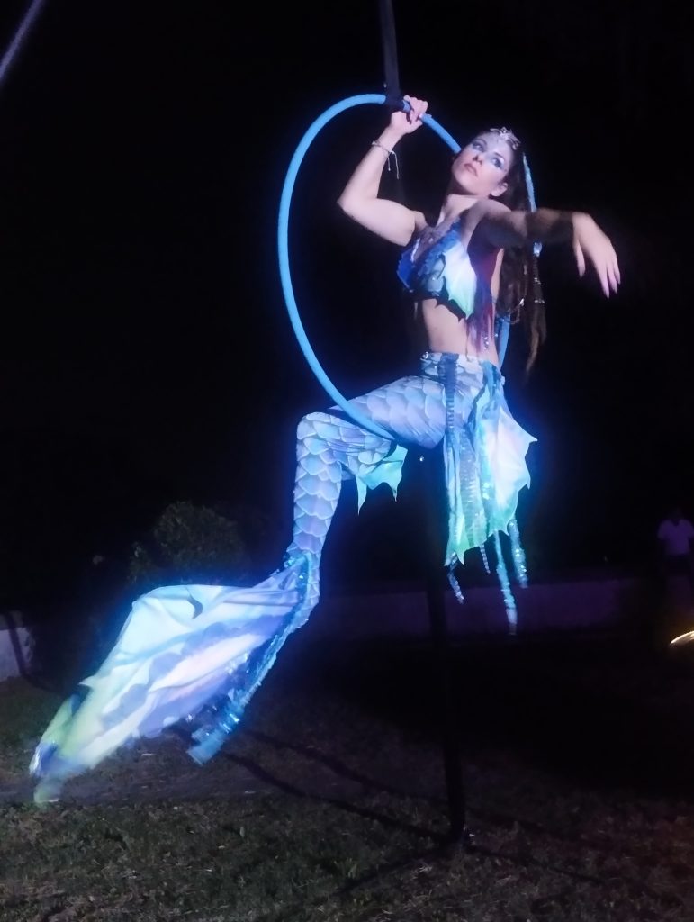 lasciarmi incantare, e coinvolgere, nel movimento, da una sirena incontrata, casualmente, in un bosco, vicino al mare.