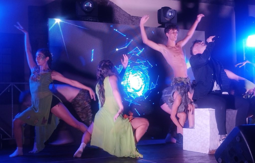 muoversi, seguire la musica e gioire