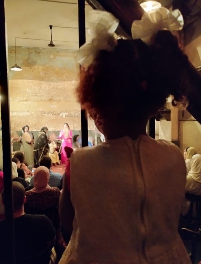 osservare una giovane bimba che ascolta un concerto di musica locale
