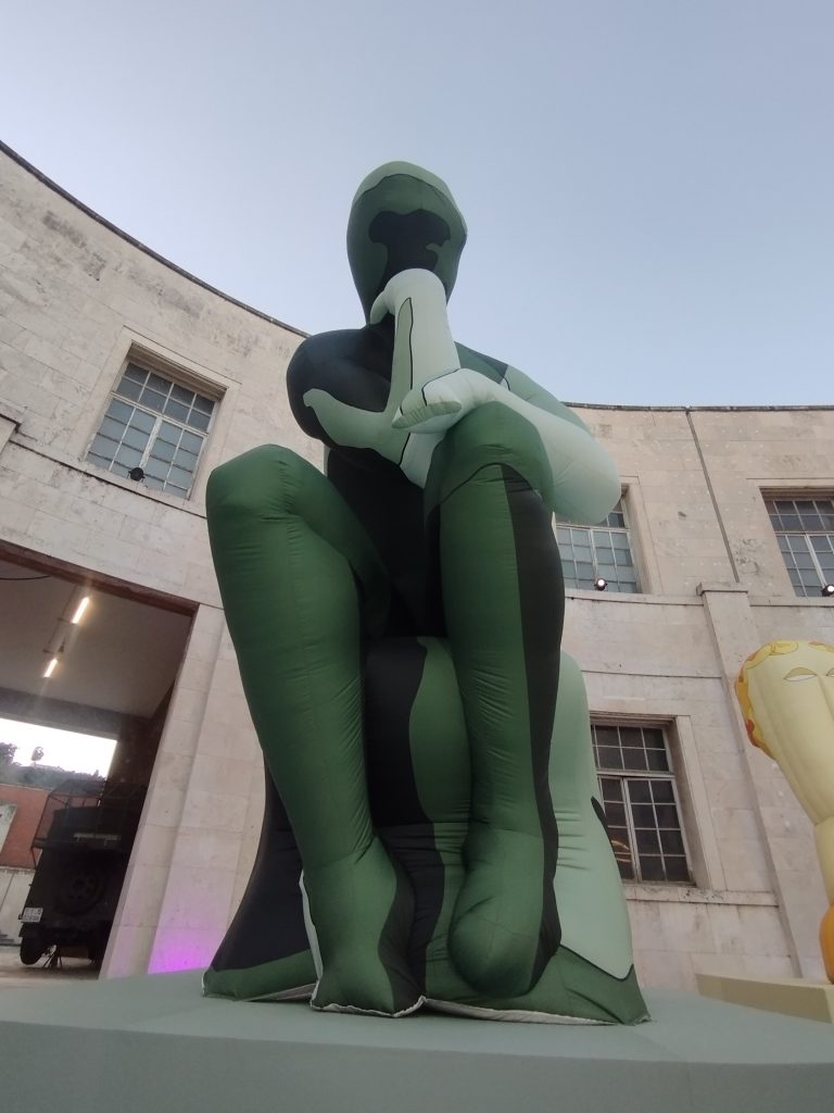 fare passeggiate lunghissime, entrare nei musei e osservare stupendomi di come la cultura favorisca il mio benessere interiore e la mia salute mentale.