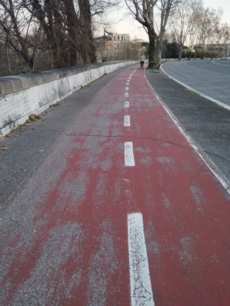 calpestare velocemente la corsia per gli sportivi. Essere a Roma e quasi nessuno fuori, per strada, silenzio assoluto.