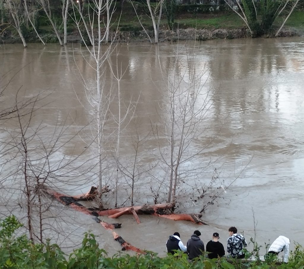 Incontrarsi, chiacchierare e rilassarsi vicino al fiume, abbracciati dalla natura.