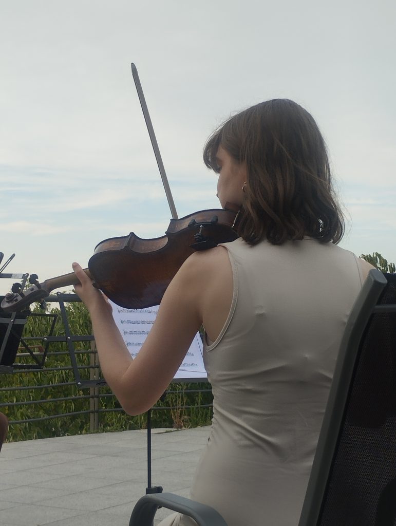 ammirare il paesaggio, ascoltare la musica e bere buon vino.